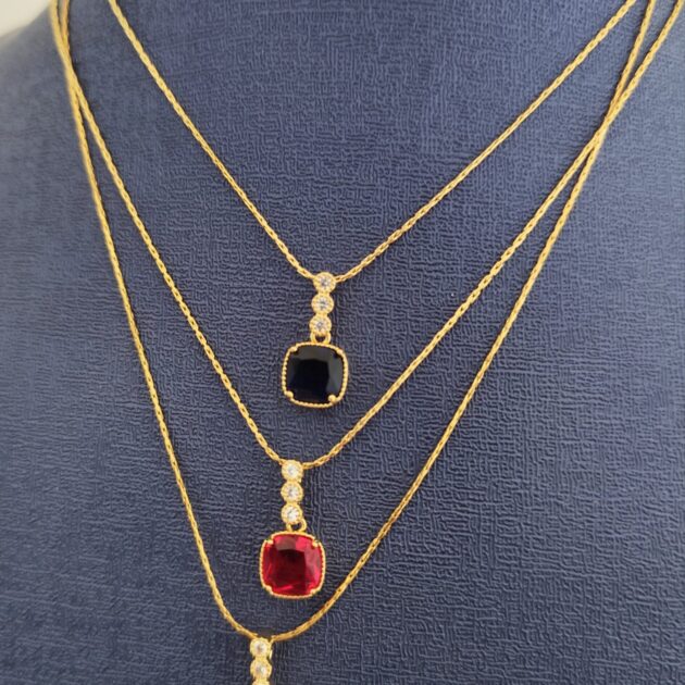 قلادة الحجر الملون